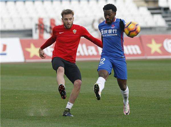 خوسيه أنخل بوزو (يسار)