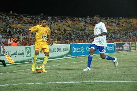 التونسي النفطي(اليسار) يحاول مراوغة لاعب حي العرب (صور حصرية لكووورة)