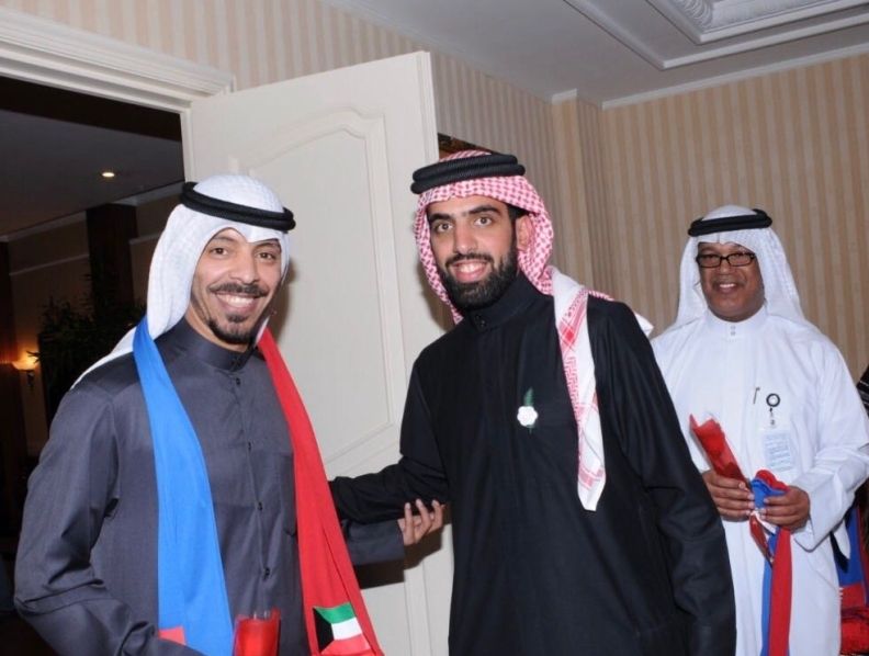 أحمد عجب (يسار)