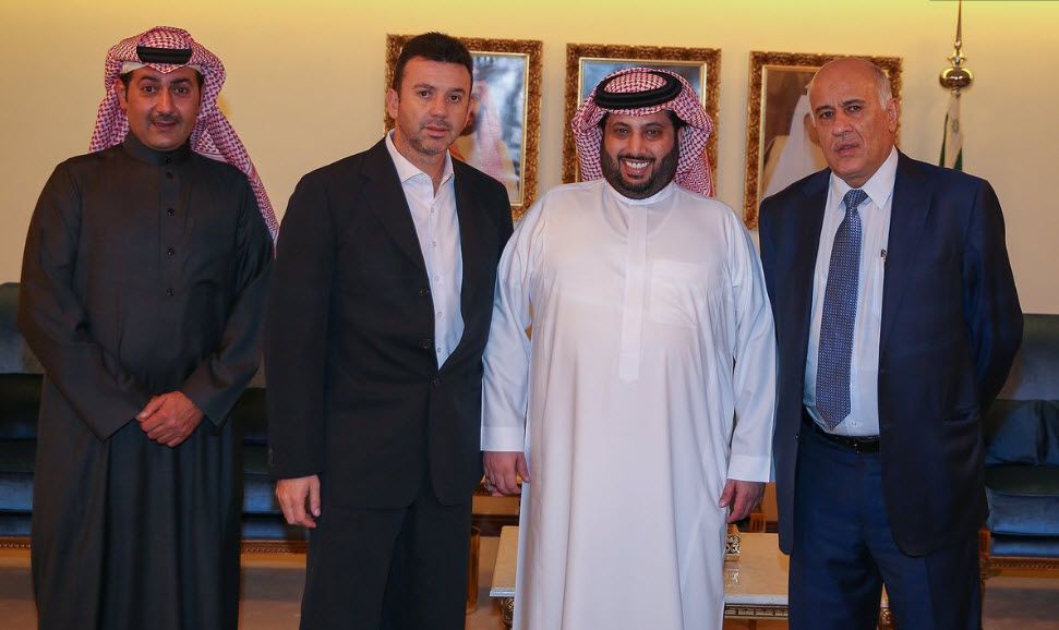 خلال توقيع العقود