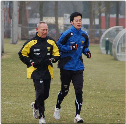 مايا يوشيدا برفقة مدرب اللياقة لفريق فينلو الهولندي في أولى تدريباته بعد شفائه من الإصابة