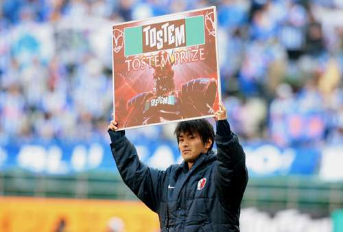 ياسوشي إيندو عند حصوله على جائزة أفضل لاعب بمباراة الأمس بين فريقي كاشيما وياماجاتا