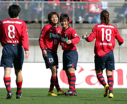 لاعبي فريق كاشيما يحتفلون بعد تحقيقهم إنتصار سهل على فريق ياماجاتا