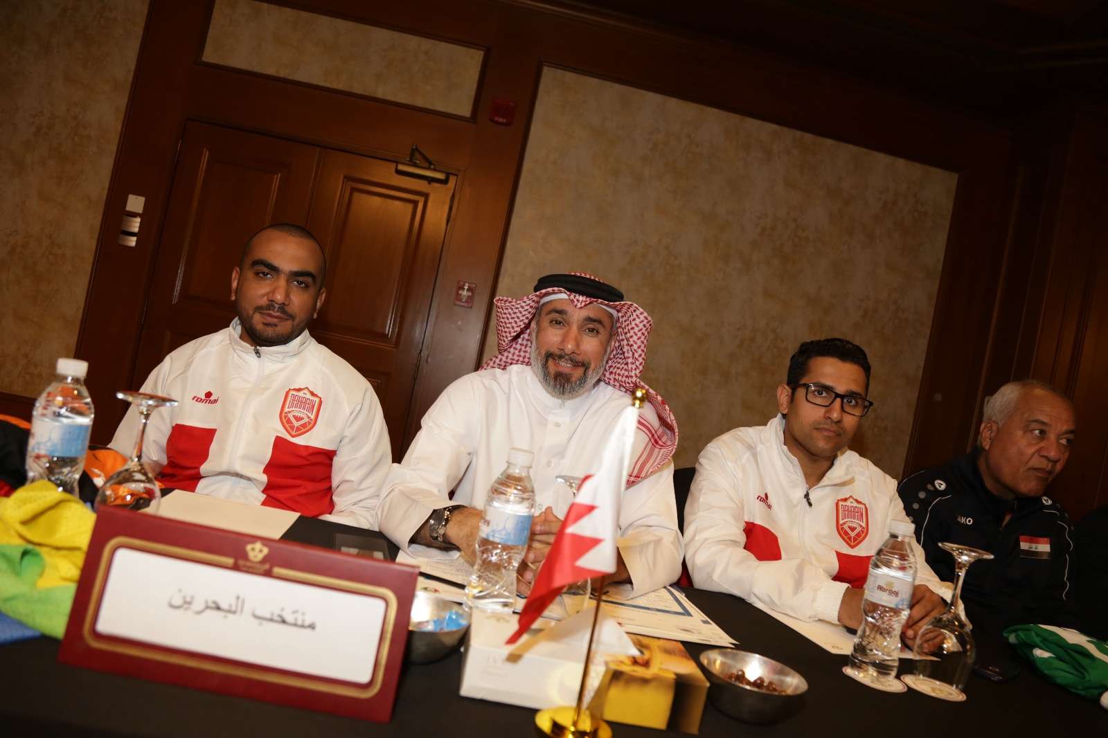 ممثلو منتخب البحرين في الاجتماع