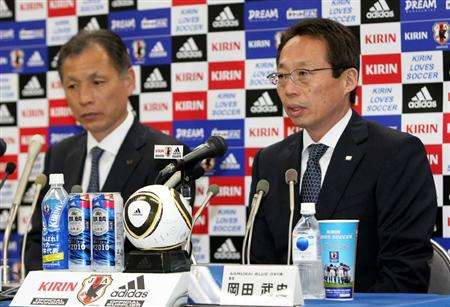 مدرب المنتخب الياباني السيد أوكادا ( يمين ) وبجانبه رئيس اللجنة الفنية السيد هارا في المؤتمر الصحفي