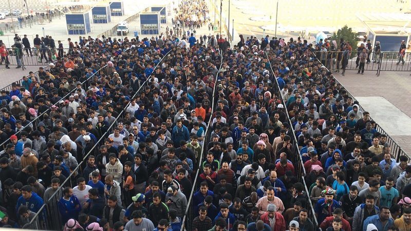زحام جماهيري في محيط الملعب