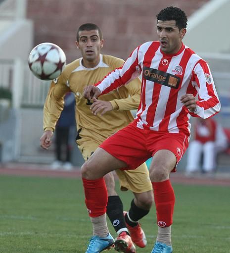 النجم الفلسطيني فادي لافي يحاول التقدم بالكرة