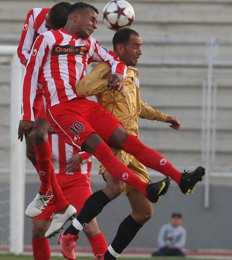 صراع على الكرة بين مصطفي شحدة شباب الاردن واحمد الداود اتحاد الرمثا