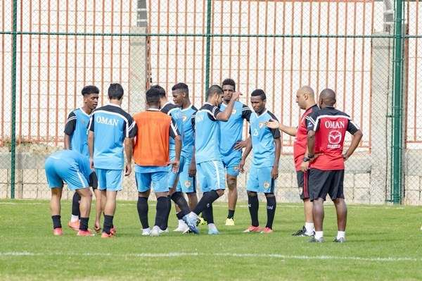 جانب من تدريبات منتخب عمان