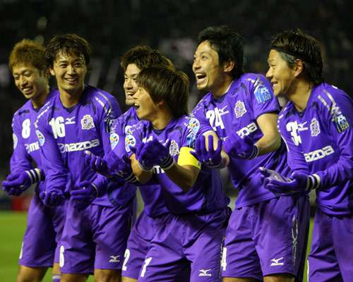 لاعبي هيروشيما يحتفلون بعد إحرازهم هدف التقدم بمرمى أديلايد الأسترالي