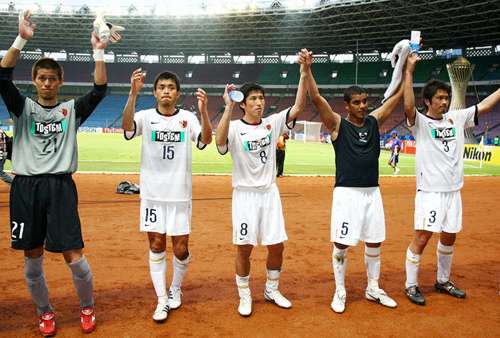 لاعبي كاشيما يحتفلون بعد إنتصارهم على فريق جايابورا الإندونيسي والتأهل للدور الثاني