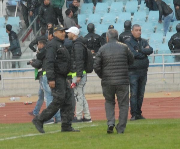 فوزي البنزرتي عند خروجه من الملعب