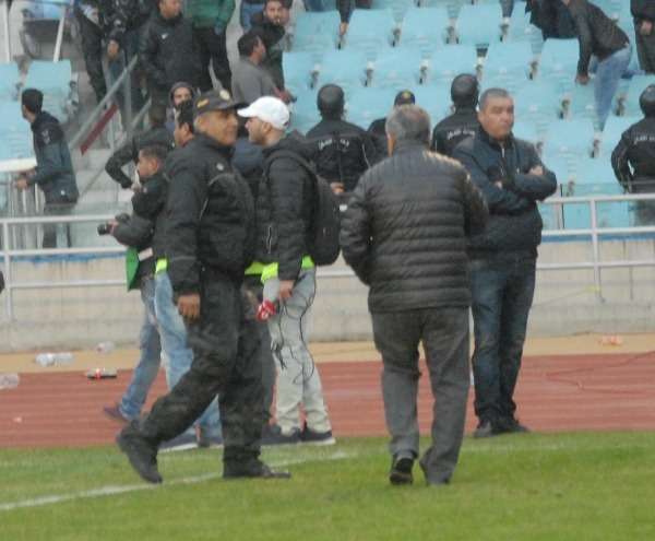 فوزي البنزرتي عند خروجه من الملعب