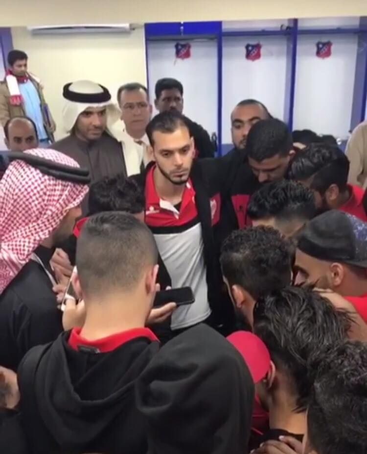 اللاعبون اثناء استماعهم لمكالمة ناصر بن حمد