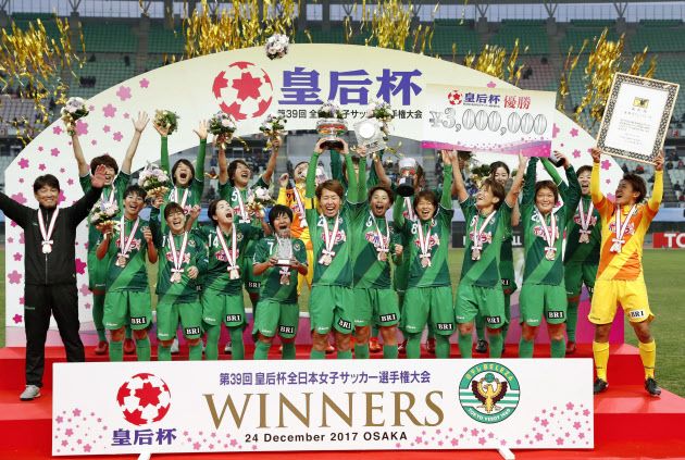 احتفال لاعبات بيليزا باللقب