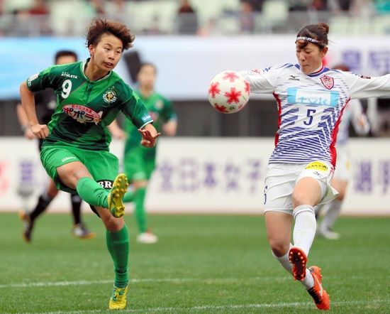 المهاجمة تاناكا (يسار) 