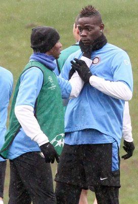 صورة حديثة بين بالوتيللي و إيتو في التدريبات