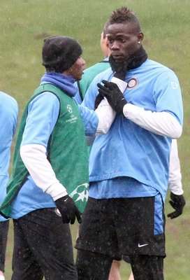 صورة حديثة بين بالوتيللي و إيتو في التدريبات