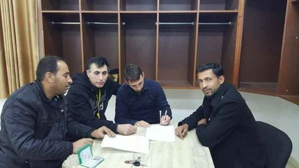  بهاء مشايخ أثناء توقيع العقد