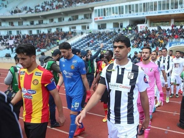 لحظة دخول الفريقين ملعب المباراة