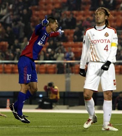 المهاجم سوتا هيراياما يحتفل بعد إحرازه الأول لفريق طوكيو أمام فريق ناغويا غرامبوس