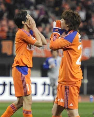 لاعبي ألبيريكس نيغاتا يتحسران بعد تعادل فريقهم أمام فريق فيجالتا سينداي