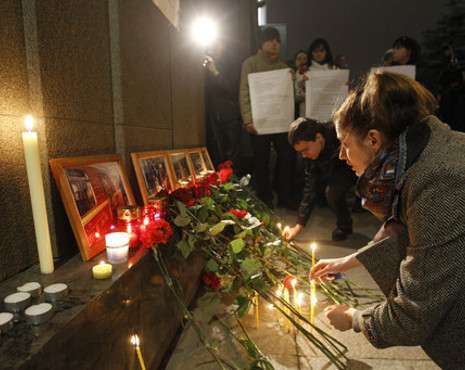 عدد من الروس يضيئون الشموع تخليداً لذكى ضحايا الهجمات في موسكو