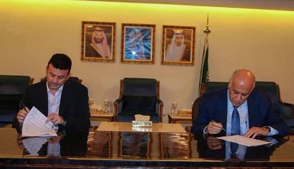 اللواء جبريل الرجوب يوقع عقد المدرب الجديد