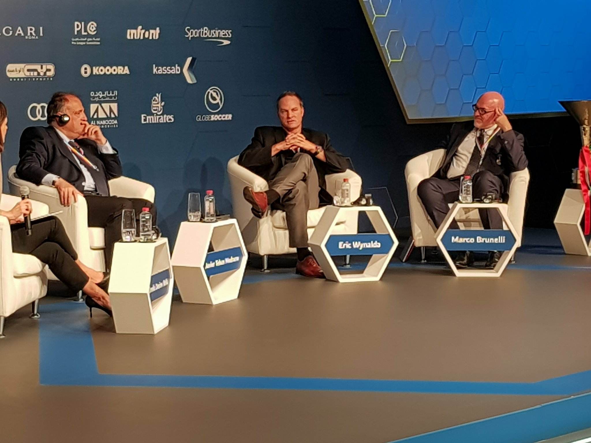 برونيلي (يمينا) أثناء جلسة مؤتمر دبي الرياضي