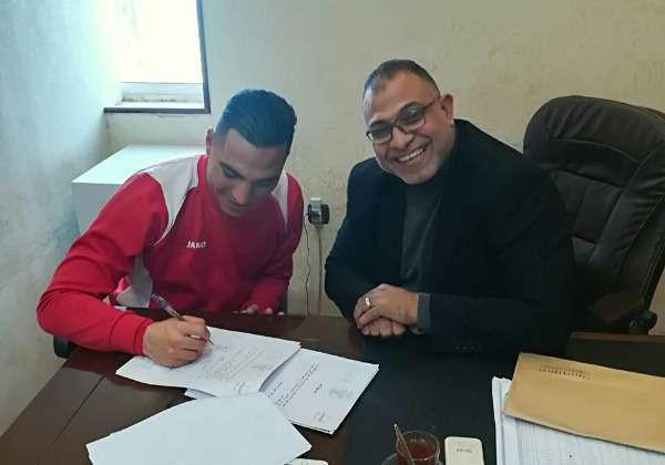 خلال توقيع العقود