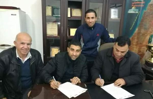 خلال توقيع العقود