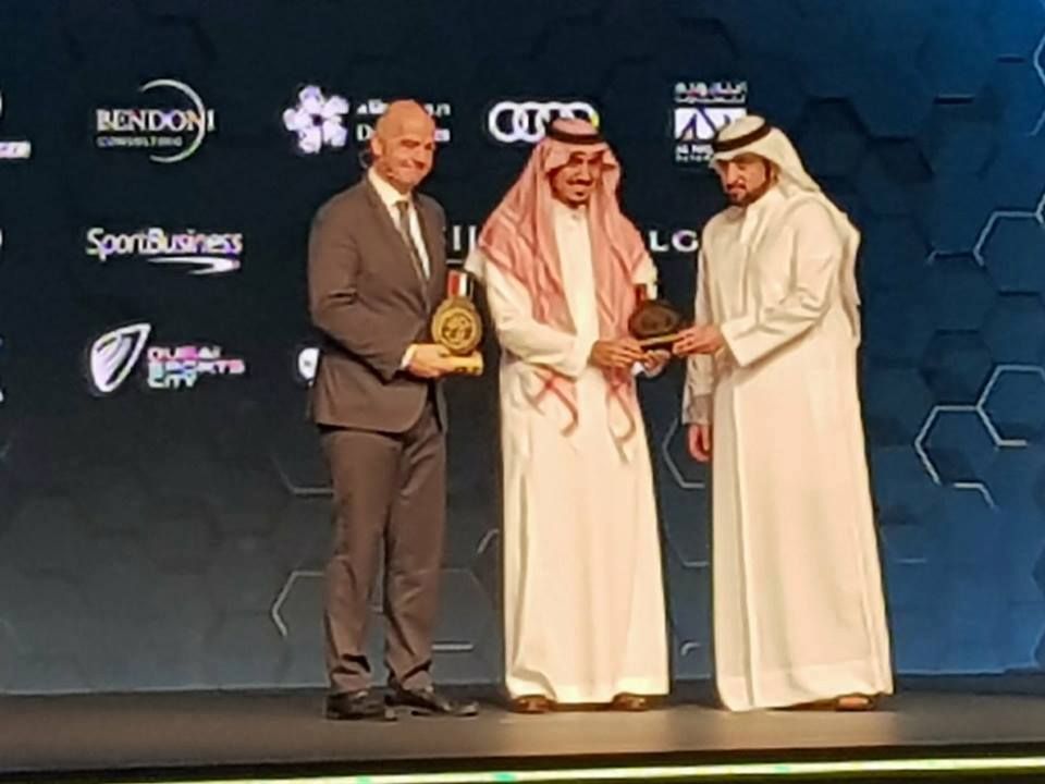 الشيخ أحمد بن محمد بن راشد آل مكتوم يسلم الجائزة للأمير عبد العزيز