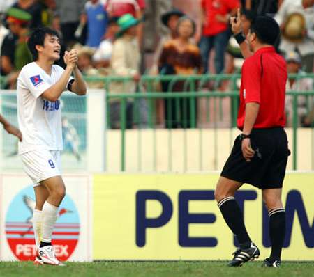 المهاجم لي كونغ فينه تعرض للطرد من قبل الحكم بمباراة 21 مارس الماضي
