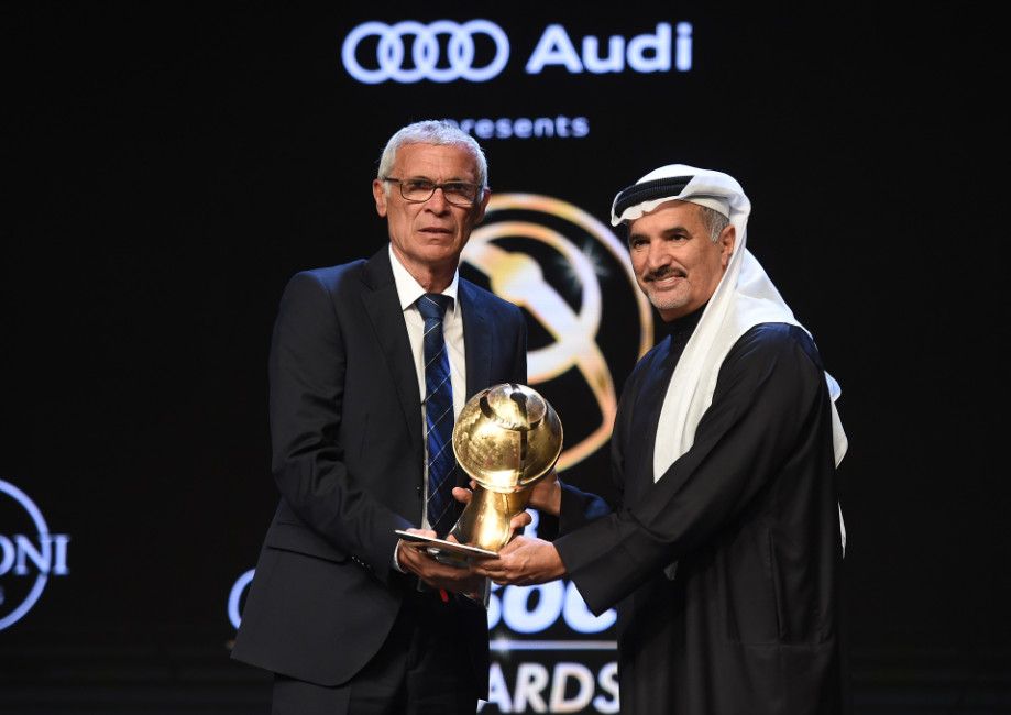 هيكتور كوبر يتسلم الجائزة