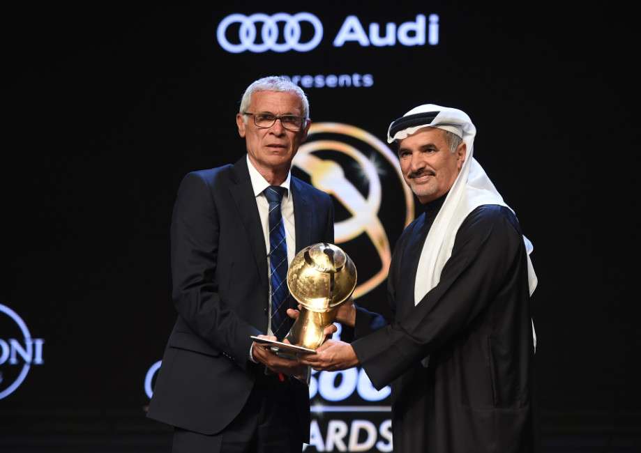 هيكتور كوبر يتسلم الجائزة