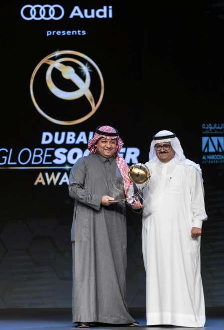خالد الدوسري مؤسس كووورة يسلم الجائزة لعادل عزت