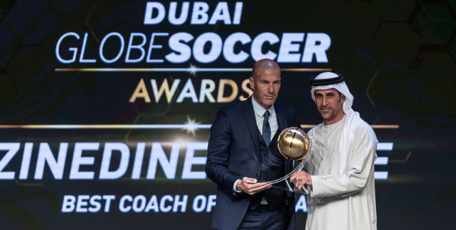 زيدان يتسلم الجائزة
