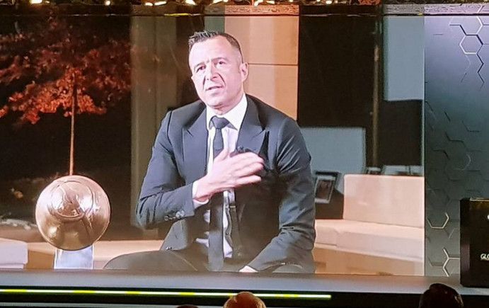 مينديز يلقي كلمة خلال الحفل عبر الأقمار الصناعية