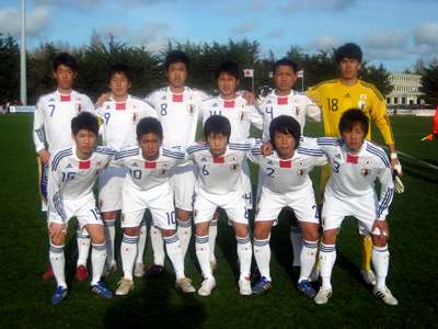 لاعبي المنتخب الياباني تحت 17 عاماً قبل بداية مباراتهم أمام أوكرانيا