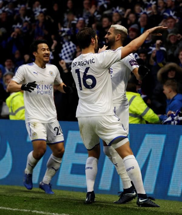 محرز مع فريقه