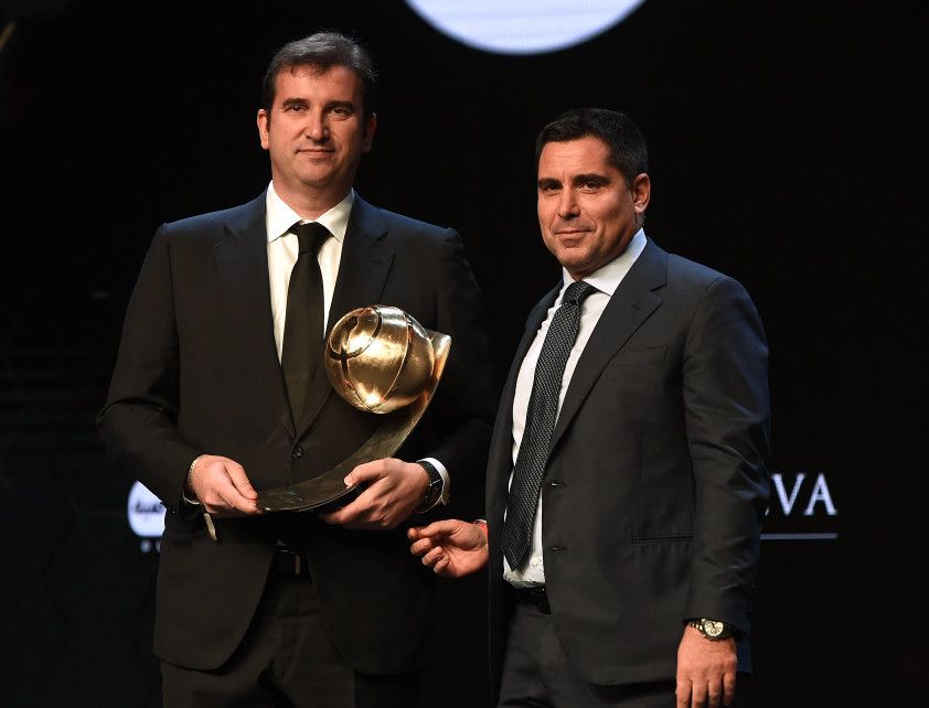  فيران سوريانو يتسلم الجائزة