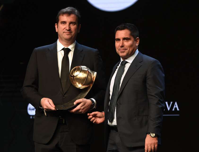  فيران سوريانو يتسلم الجائزة