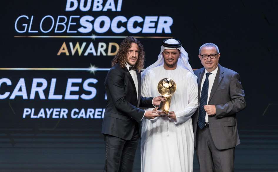 بويول يتسلم الجائزة