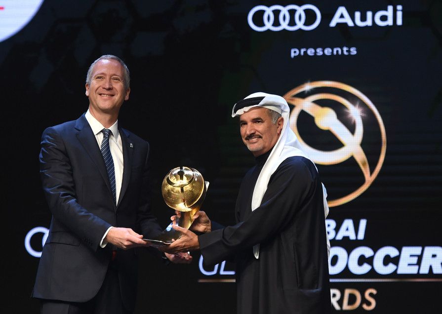 فاسيلييف يتسلم الجائزة