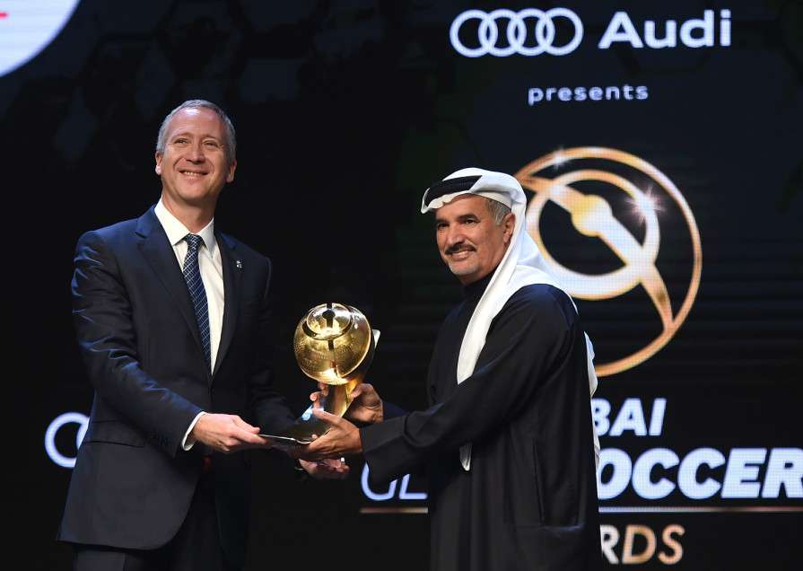 فاسيلييف يتسلم الجائزة