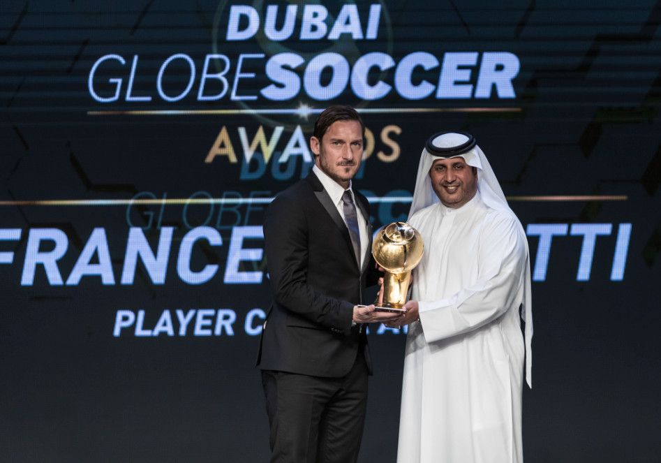 توتي يتسلم الجائزة