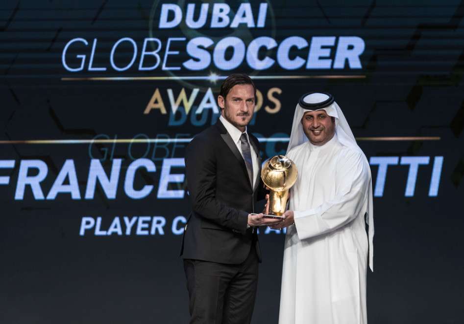 توتي يتسلم الجائزة