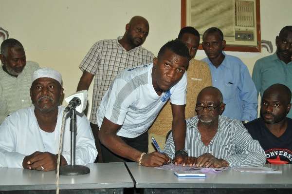  تيتي أثناء التوقيع 