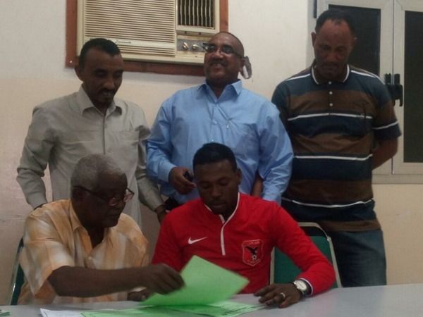  نادر الطيب أثناء التوقيع 