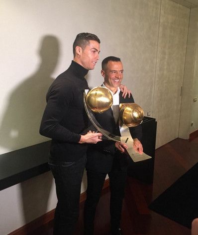 رونالدو وخورخي مينديز يتسلمان الجائزة